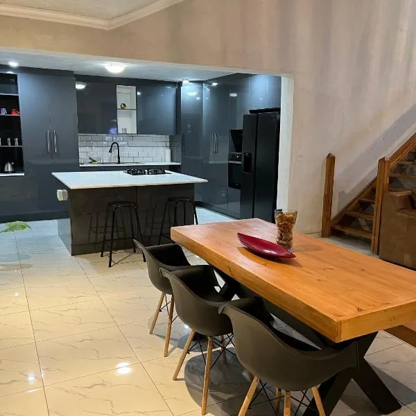 Cheerful 3-bedroom home with backup power around Sandton，位于Sandton的酒店