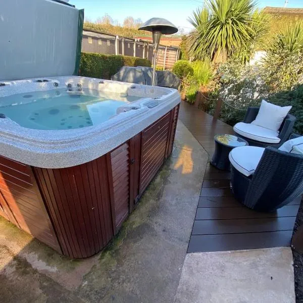 The Studio with Hot Tub in East Budleigh in beautiful countryside，位于East Budleigh的酒店