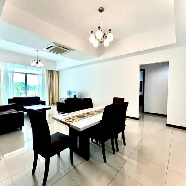 Bay Resort Condominium 3-bedrooms with Swimming Pool near the Seaside，位于米里的酒店