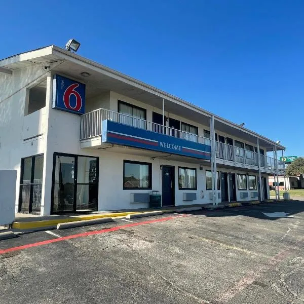 Motel 6 Denton, TX - UNT，位于丹顿的酒店