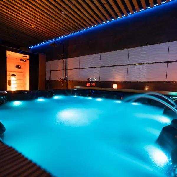 4K Jacuzzi Apartament，位于别尔斯克-比亚拉的酒店