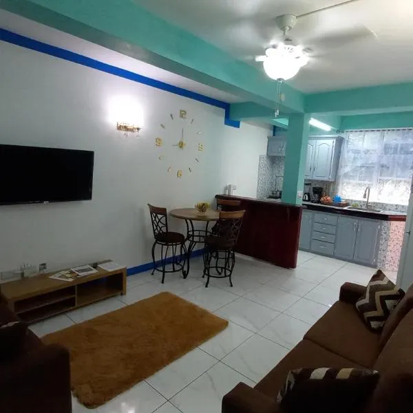 Cozy vacation retreat with free parking，位于Laudat的酒店