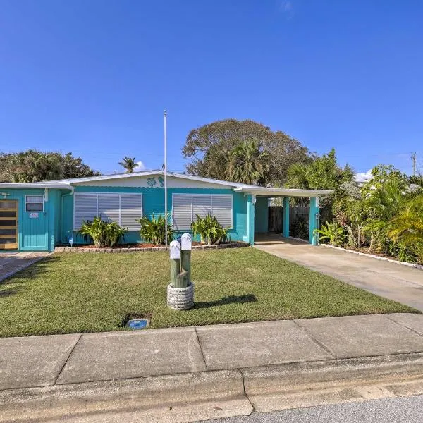 Cute and Cozy Florida Duplex Walk to Beaches!，位于可可比奇的酒店
