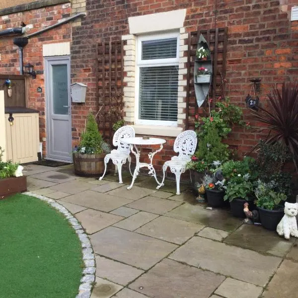 Leafy Lytham central Lovely ground floor 1 bedroom apartment with private garden In Lytham dog friendly，位于Banks的酒店