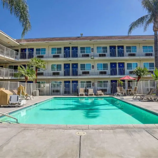 圣贝纳迪诺北6号汽车旅馆，位于Serrano Village的酒店