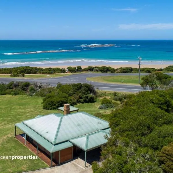 Sunny's Beach House in Apollo Bay with Jacuzzi，位于Marengo的酒店