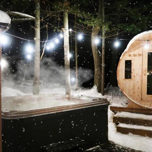 Winter Escape Waterfront Cottage Hottub&sauna!，位于格雷文赫斯特的酒店