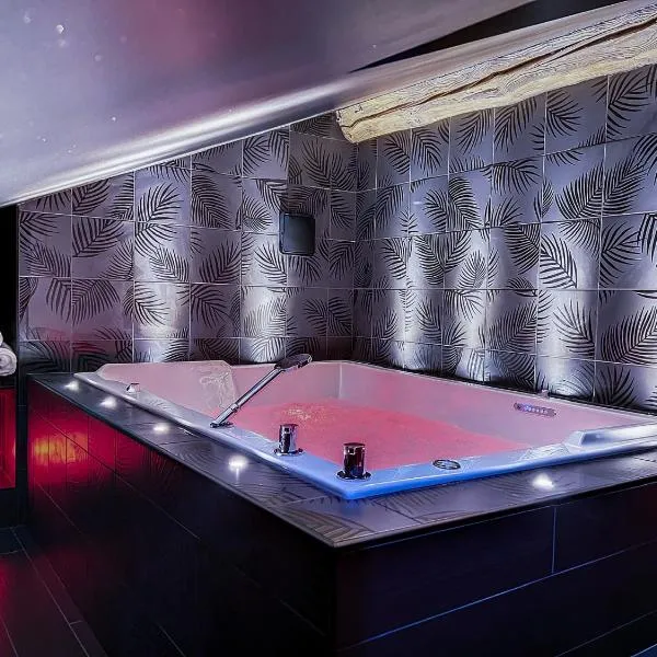 Suite Rouge baiser avec Jacuzzi privatif - LoveRoom Insolite，位于圣艾蒂安的酒店