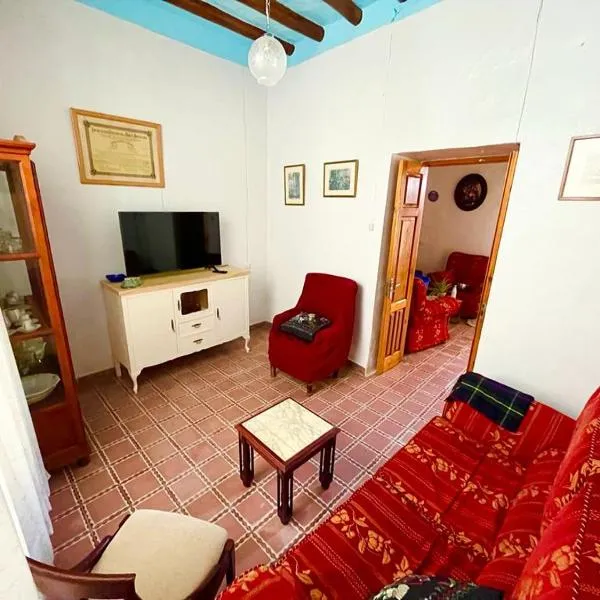 Casa Béjar, Tranquila casa con chimenea, patios, junto a la piscina，位于Cuevas del Becerro的酒店