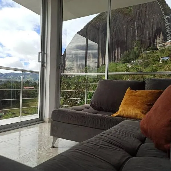 Linda casa con espectacular vista embalse y piedra，位于瓜塔佩的酒店