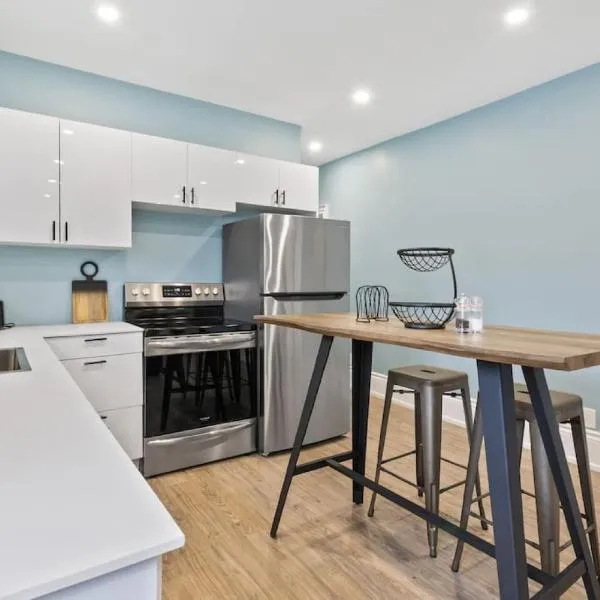 Bright and Spacious Condo in Downtown Collingwood 97043，位于科灵伍德的酒店