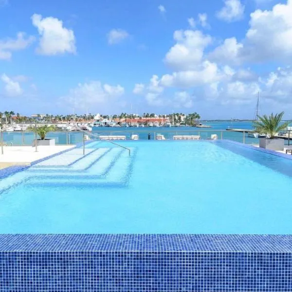 Stylish luxury condo, central location, ocean view, pool, gym，位于奥拉涅斯塔德的酒店