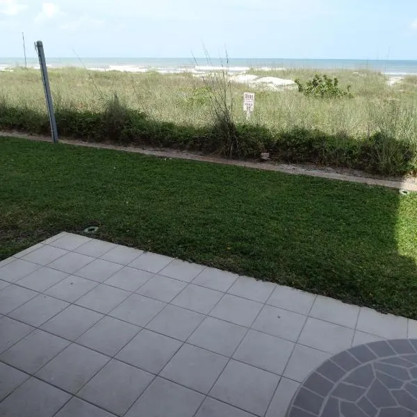 Spanish Main Unit 4- Direct Oceanfront Condo!，位于可可比奇的酒店