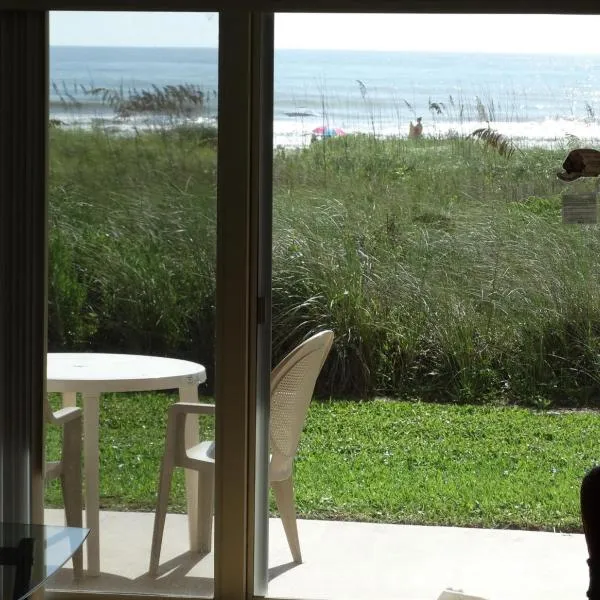 Spanish Main Unit 1- Direct Oceanfront Condo!，位于可可比奇的酒店