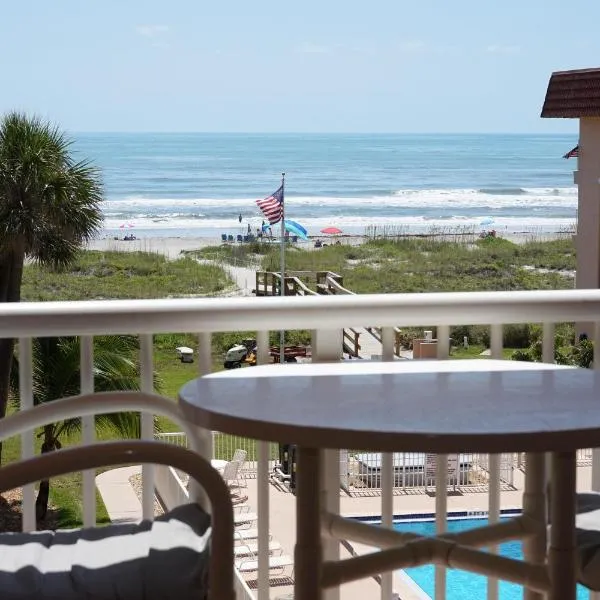 WOW! Updated Oceanfront, Pool Front Spanish Main Condo 45!，位于可可比奇的酒店