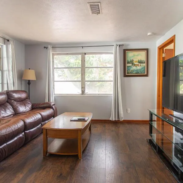 Two Bedroom Home - Walking Distance from The Beach，位于杰克逊维尔海滩的酒店