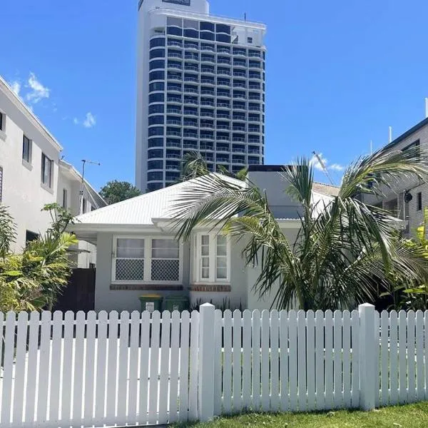 Beach House 100ms to Beach Freshly Renovated All New Appliances，位于黄金海岸的酒店