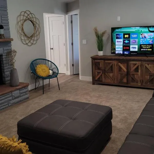 Updated 4-bedroom home centrally located in Logan，位于洛根的酒店