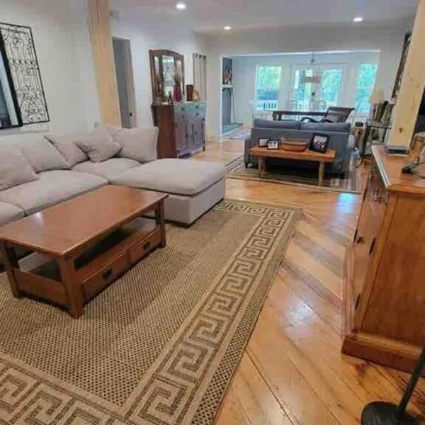 Lake Hartwell Frank Howard Home，位于安德森的酒店