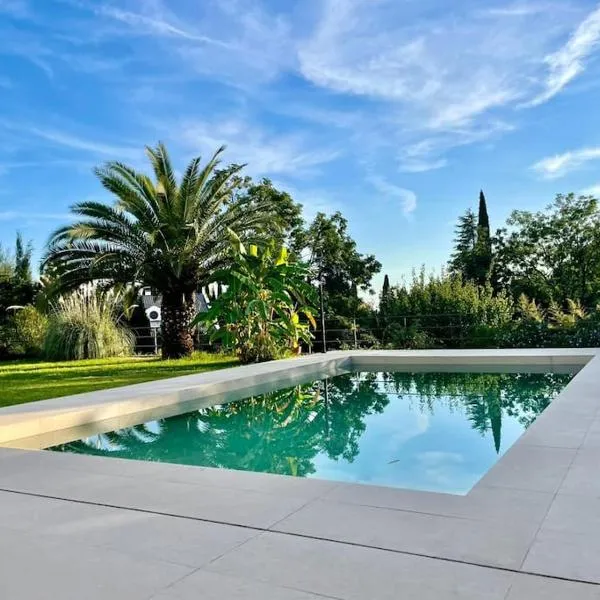 Apartamento con jardín y piscina en Córdoba，位于Cerro Muriano的酒店