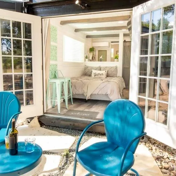 The Container Retreat @ 290 Wine Trail #9 Get away today!，位于Hye的酒店
