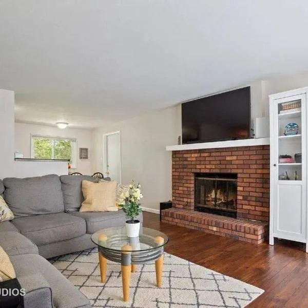 Pet Friendly Ranch Home 30 mins from O'Hare，位于绍姆堡的酒店