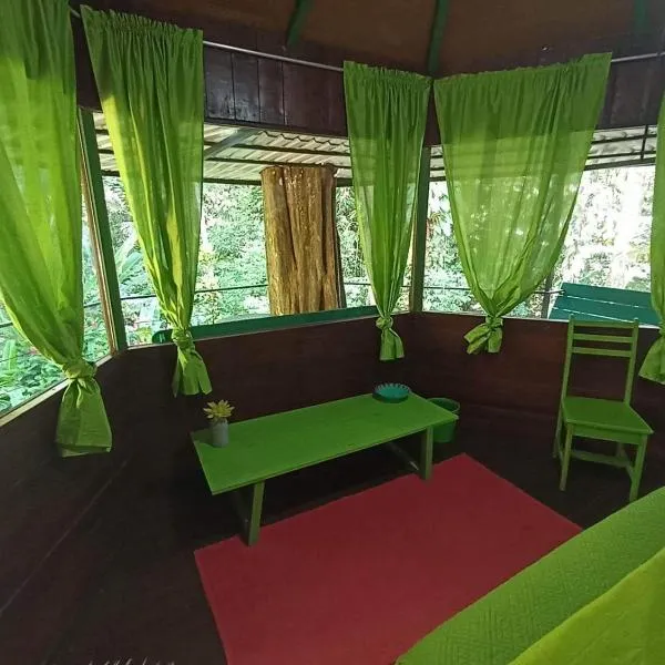 Finca Valeria Treehouses Glamping，位于科克莱斯的酒店