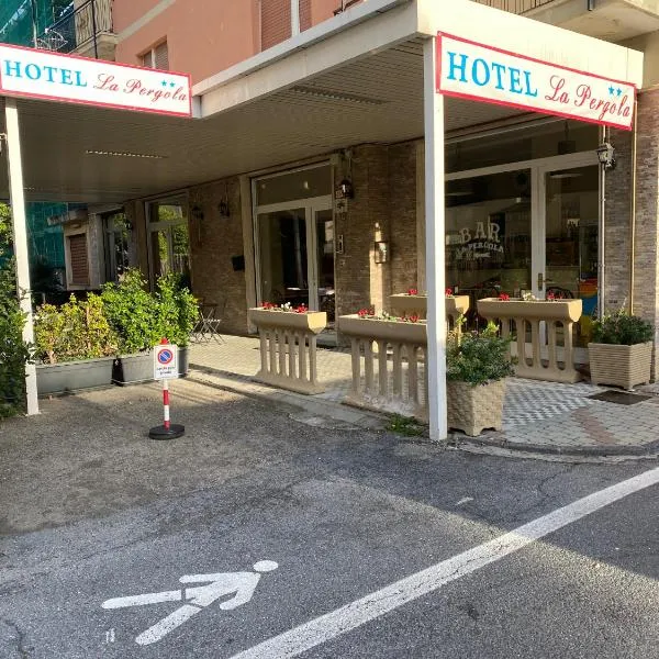 Hotel La Pergola，位于洛阿诺的酒店