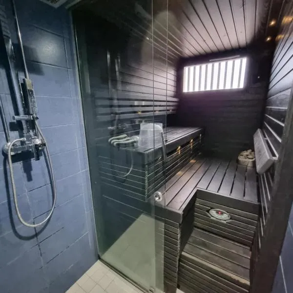 Central Gem with Sauna - Big two-room apartment FREE PARKING，位于坦佩雷的酒店
