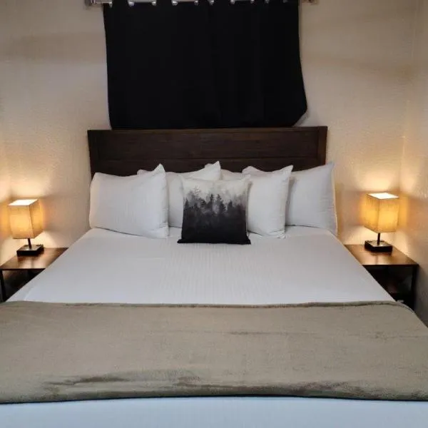 069B Comfortable Suite with Kitchenette and King Bed near South Rim sleeps 4，位于瓦莱的酒店