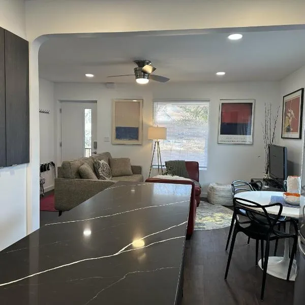 Modern Ranch near Knapp Center, Downtown，位于德梅因的酒店