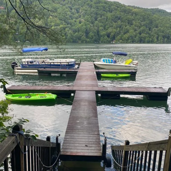Dream Chaser Chalet at Nantahala Lake，位于Topton的酒店