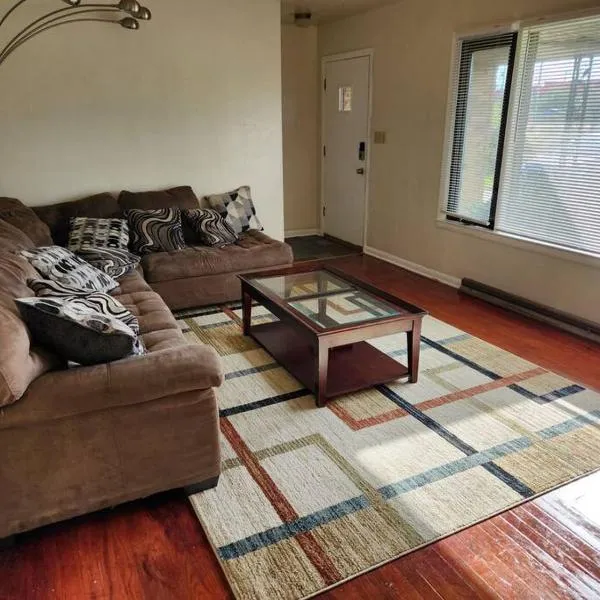 Spacious 4-bedroom home in quiet neighborhood，位于密尔沃基的酒店