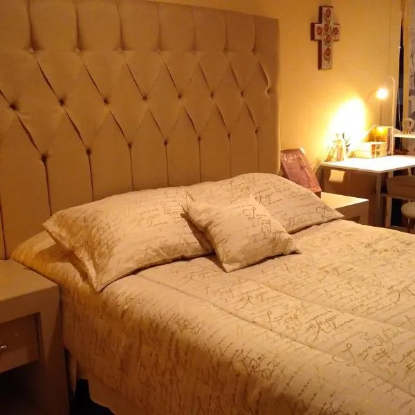 Habitación matrimonial con cama y sofá para cuatro personas，位于Tlaxcalancingo的酒店