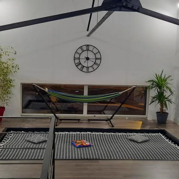 Loft atypique et chaleureux，位于沙托鲁的酒店