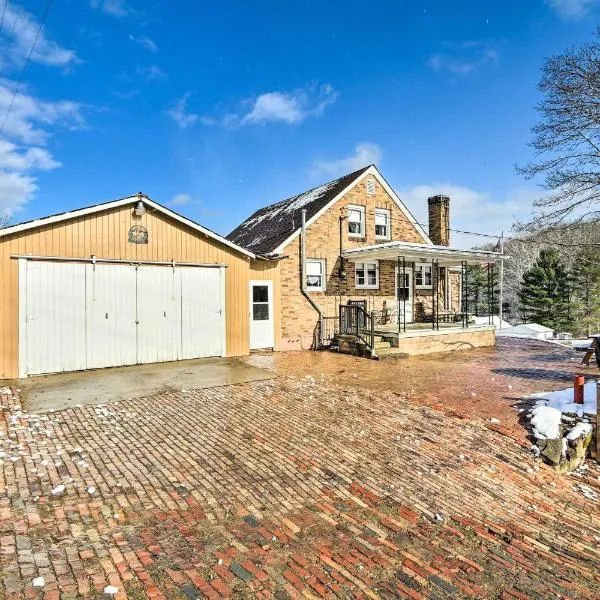 Hilltop Home with Grill, In Wayne Natl Forest，位于Glouster的酒店