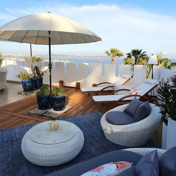 Best seaview Penthouse+77m2 privat roof terrace near beach and Cannes，位于瓦洛里的酒店