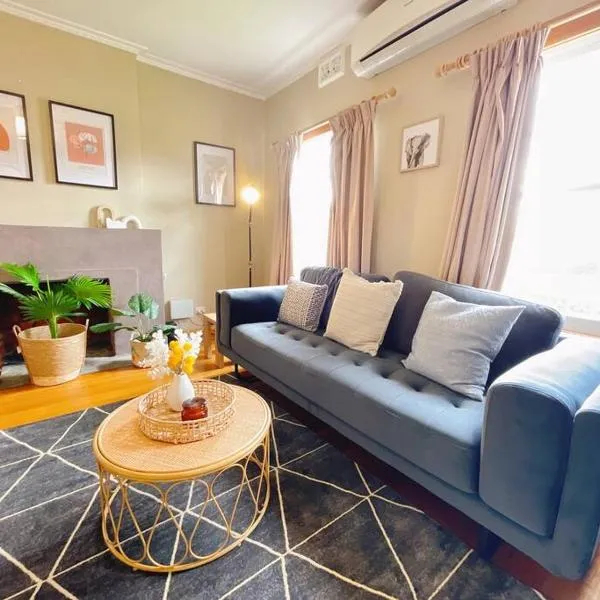Stunning Hobart 3-bed home- close to shopping centers，位于Old Beach的酒店