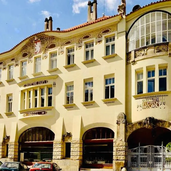 区府大酒店，位于赫拉德茨 - 克拉洛韦的酒店