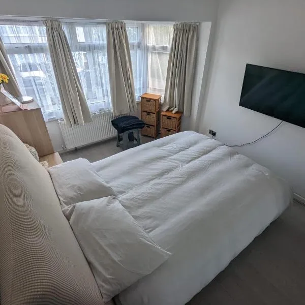 Spacious 2 bedroom house with garden，位于埃德蒙顿的酒店