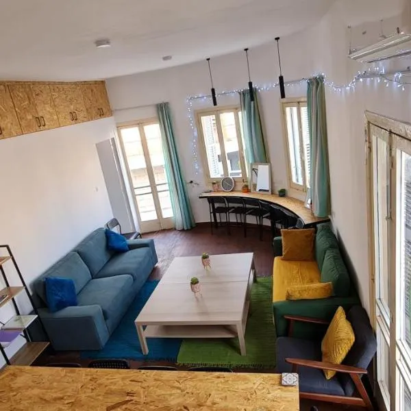 Bee Hostel Paphos，位于帕福斯的酒店