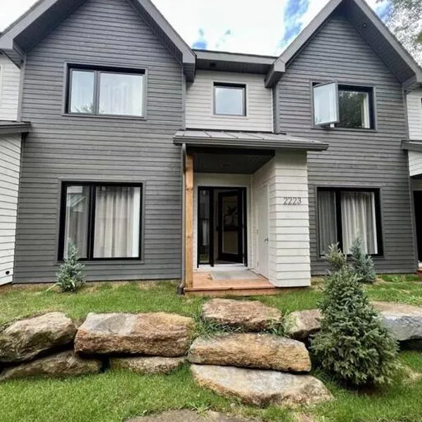 Studio with king bed, sofa bed and terrace Mont-Tremblant，位于蒙特朗布朗的酒店