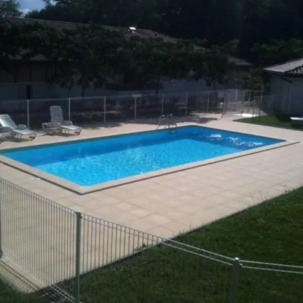 SUPERBE APPART AVEC JARDIN ET PISCINE，位于康博莱班的酒店