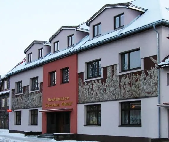 斯克拉餐厅旅馆，位于大卡尔洛维采的酒店