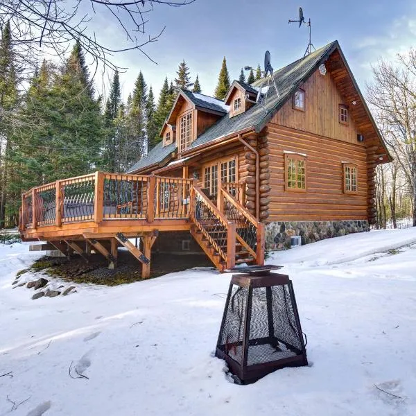 Family Friendly Private Log Home 6 Person Remote Work Breathtaking Mountain Views Versant Nord，位于苏必利尔湖的酒店