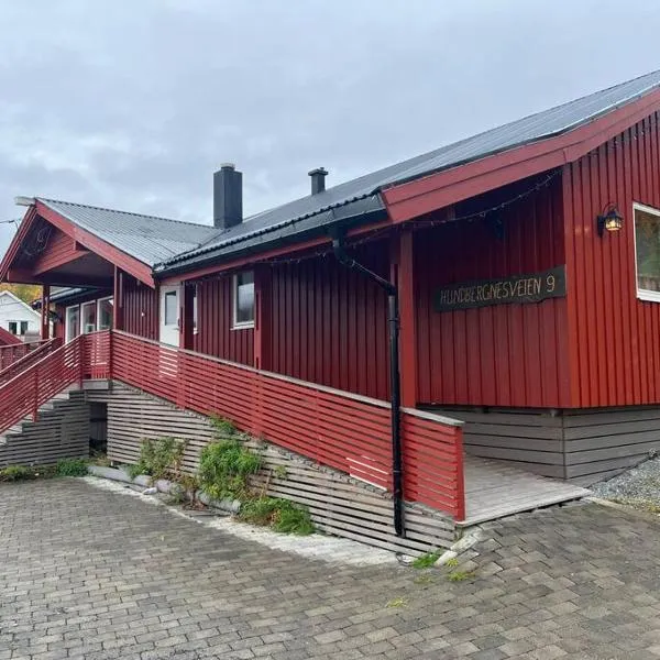 Flott hytte med badestamp.，位于Fjordgård的酒店