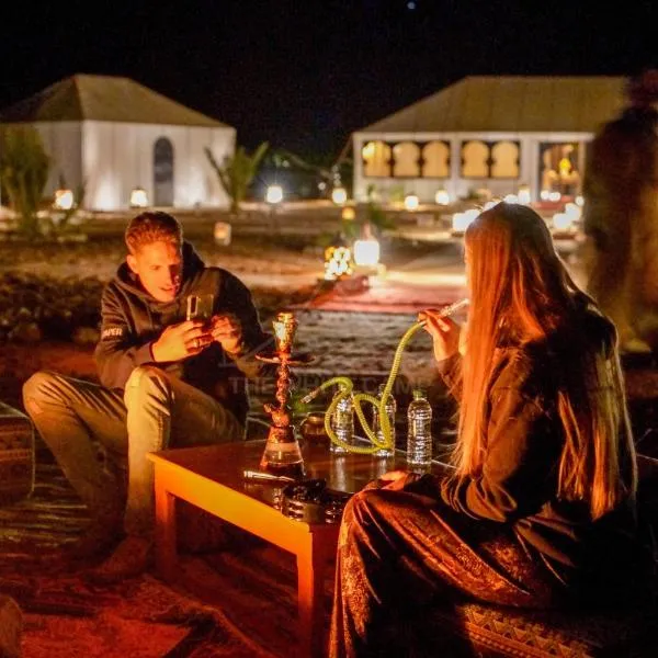 The White Camp - Your Merzouga Luxury Desert Camp & Erg Chebbi Dunes Camel Riding，位于梅尔祖卡的酒店