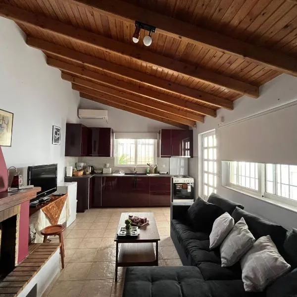 House near the Athens Airport, Spata.，位于斯巴达的酒店