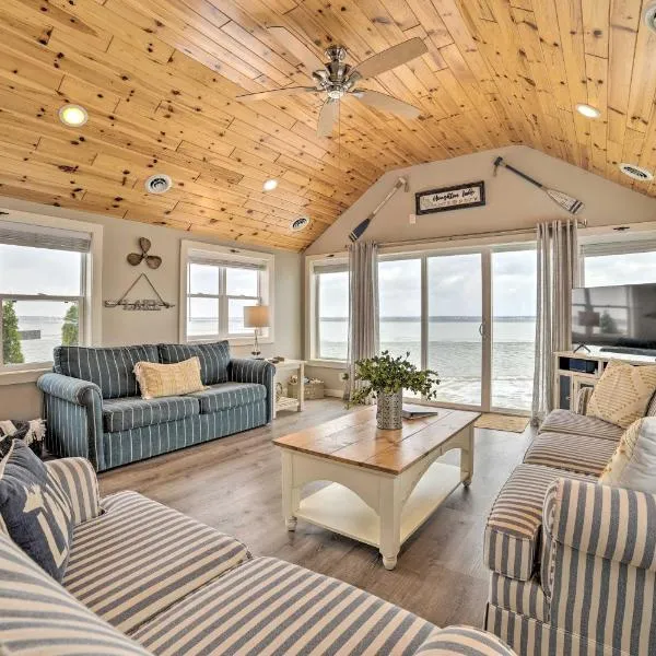 Charming Modern Cottage on Houghton Lake!，位于霍顿湖的酒店