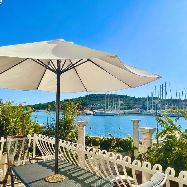 Seafront apartment with amazing view，位于耶泽拉的酒店